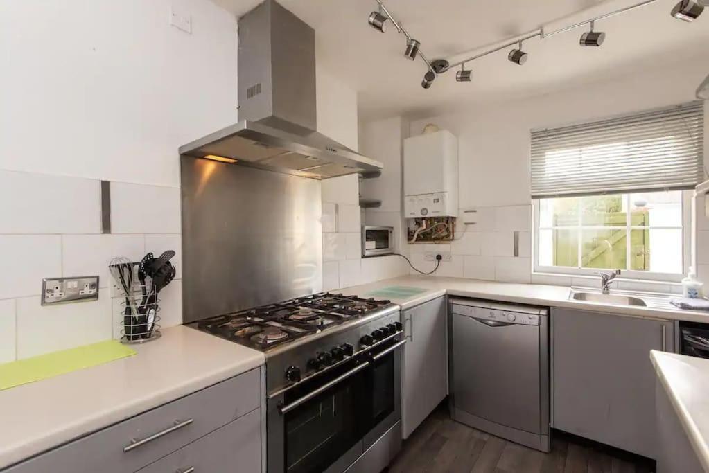 Peaceful Home From Home - Spacious 3 Bedroom House Accommodating 7 - Ideal For Families And Workers Gateshead Buitenkant foto